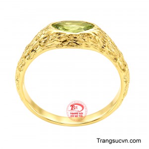 Sự đối lập giữa bề mặt vàng được tạo tác mạnh mẽ và viên Peridot mềm mại khiến tổng thể vừa hiện đại vừa mang nét phóng khoáng.