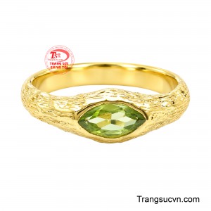 Thiết kế ôm gọn viên đá, tôn lên vẻ đẹp tự nhiên mà không làm mất đi sự thanh thoát của chiếc nhẫn. 