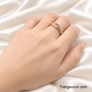Thanh Vũ gợi hình ảnh sắc xanh chuyển động như vũ điệu của những làn gió, tạo nên một thiết kế mang vẻ đẹp tự do, thanh thoát và đầy sinh khí.