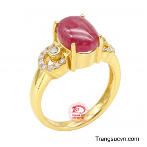 Nhẫn Nữ Ruby Hồng Diễm gây ấn tượng với viên Ruby dáng oval cabochon nổi bật, sở hữu sắc hồng đỏ sâu và vẻ bóng mượt tự nhiên.