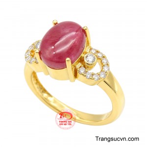 Bề mặt đá mang những đường vân và hiệu ứng ánh sáng mềm mại, tạo chiều sâu và nét cuốn hút riêng cho viên Ruby. 