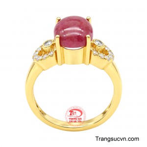 Thiết kế chấu vàng ôm chắc viên đá, đồng thời tôn lên sắc hồng sang trọng và rực rỡ. 
