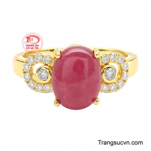 Tổng thể mang đến hình ảnh kiêu sa, quyến rũ và nổi bật, phù hợp với người yêu thích trang sức đá quý có điểm nhấn mạnh mẽ.