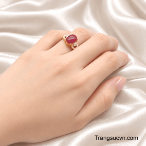 Ruby từ lâu cũng được xem là biểu tượng của tình yêu, nhiệt huyết và nguồn năng lượng tích cực, trở thành một thiết kế vừa đẹp mắt vừa giàu ý nghĩa.