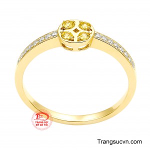 Điểm nhấn trên mặt nhẫn là bốn viên sapphire vàng được sắp đặt hài hòa tạo nên hình kim tiền biểu tượng cho sự viên mãn, đủ đầy. 