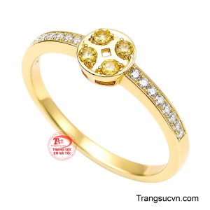 Dọc hai bên thân nhẫn được điểm xuyết những viên đá lấp lánh, tạo nên hiệu ứng ánh sáng tinh tế và làm nổi bật sắc vàng ấm áp của tổng thể. 
