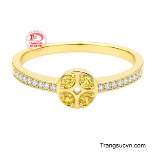 Sự kết hợp giữa sắc vàng rực rỡ và những tia sáng trong trẻo mang đến diện mạo vừa sang trọng vừa duyên dáng.