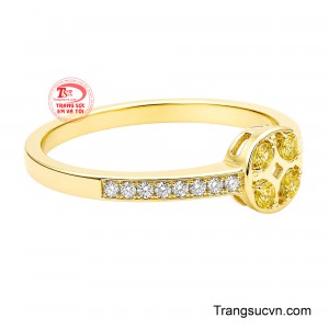 Trong quan niệm phong thủy, sắc vàng thường gắn với tài lộc, thịnh vượng và năng lượng tích cực, trong khi hình tượng bốn viên đá hội tụ tạo cảm giác cân bằng và trọn vẹn. 