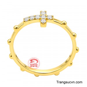 Điểm nhấn của chiếc nhẫn là biểu tượng Thánh Giá được tạo tác nổi bật cùng 10 hạt Mân Côi, tượng trưng cho 10 bài Kinh Kính Mừng. 