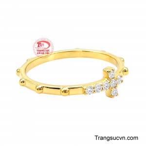 Những viên đá cz được nam đính thành hình Thánh Giá tạo nên ánh sáng thanh khiết, nổi bật trên nền vàng sang trọng. 