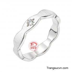 Nhẫn Nữ Thiên Vũ Tinh Hà mang vẻ đẹp thanh lịch, thiết kế bản nhẫn uốn lượn mềm mại, tạo nên dáng vẻ duyên dáng và đầy nữ tính. 