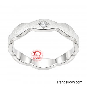 Điểm nhấn trung tâm là viên đá sáng trong được bao quanh bởi những chi tiết tạo hình như cánh sao, gợi liên tưởng đến một tinh tú đang tỏa sáng giữa bầu trời đêm.