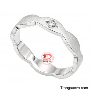 Bề mặt nhẫn được xử lý được đánh nhám hoàn thiện vân mờ, tạo chiều sâu thị giác tinh tế.