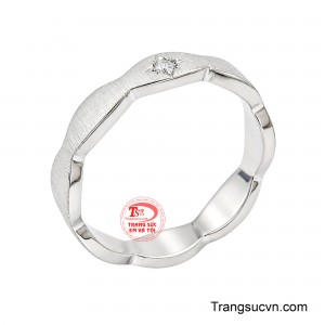 Chiếc nhẫn gợi hình ảnh những vì sao đang ngân vang giữa trời cao, biểu trưng cho vẻ đẹp, ước nguyện và ánh sáng dẫn lối. 