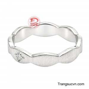 Một thiết kế trang sức mang nét hiện đại thích hợp dành cho người phụ nữ yêu vẻ đẹp tinh tế và khác biệt.