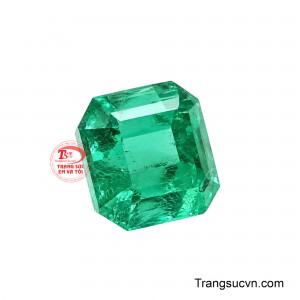 Viên đá mang sắc xanh lục tự nhiên với chiều sâu, phù hợp với đặc trưng màu sắc thường được mô tả ở Emerald Colombia thiên về sắc xanh thuần, ấm và có độ bão hòa rõ nét, dù màu sắc giữa các nguồn vẫn có sự giao thoa. 