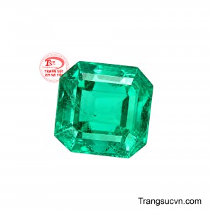 Dáng vuông cắt góc đặc biệt thích hợp chế tác nhẫn Emerald cao cấp, mặt dây chuyền hoặc trang sức đặt riêng, nơi màu xanh và cấu trúc tự nhiên của viên đá trở thành điểm nhấn trung tâm.