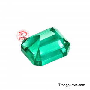 Sắc xanh lục tự nhiên lan tỏa qua hệ giác cắt, tạo nên chiều sâu cùng những vùng phản chiếu ánh sáng tinh tế.