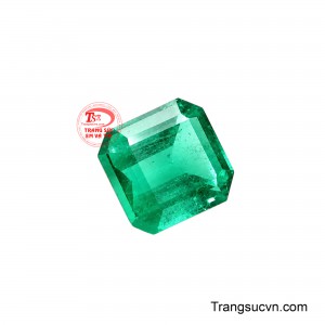 Kiểu cắt chữ nhật cắt góc giúp viên đá có diện mạo mạnh mẽ nhưng vẫn mềm mại, rất phù hợp với các thiết kế trang sức cao cấp. 