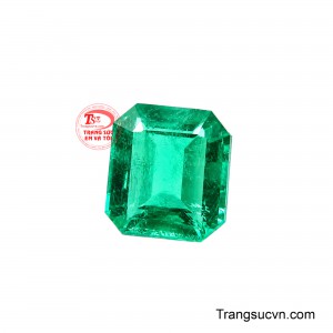 Emerald Colombia nổi tiếng với sắc xanh lục tự nhiên giàu sức sống.