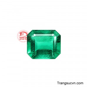 Bên trong bao thể hiện diện những đường vân, cấu trúc tự nhiên và bao thể đa pha như một “khu vườn” thu nhỏ được hình thành trong lòng ngọc. 