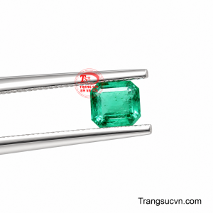 Chính những dấu vết tự nhiên này làm nên vẻ đẹp chân thực, không trùng lặp của Emerald Colombia.