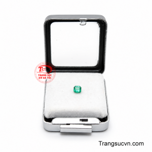 Viên emerald có giấy kiểm định là lựa chọn dành cho những khách hàng đề cao sự minh bạch và giá trị lâu dài của đá quý. 