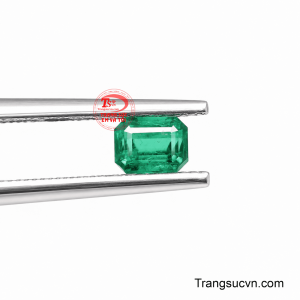 Viên emerald có giấy kiểm định là lựa chọn dành cho những khách hàng đề cao sự minh bạch và giá trị lâu dài của đá quý. 