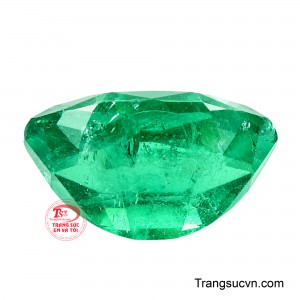 Dáng oval thanh thoát kết hợp cùng sắc xanh lục bảo làm nổi bật khả năng phản chiếu ánh sáng của viên đá qua từng giác cắt. 