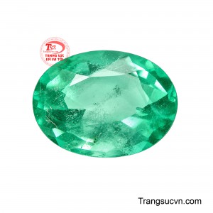 Các mặt cắt được hoàn thiện tinh tế, tạo hiệu ứng phản chiếu mềm mại, giúp viên Emerald trở nên sáng trong và nổi bật khi lên ánh sáng. 