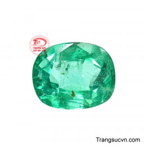 Những bao thể và cấu trúc tự nhiên được lưu giữ tạo nên vẻ đẹp chân thực và dấu ấn riêng, tạo chiều sâu thị giác, khiến viên Emerald trở nên sống động khi thay đổi góc nhìn.