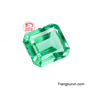 Sắc lục nhạt trong trẻo tạo cảm giác nhẹ nhàng, tươi sáng, đồng thời giúp ánh sáng xuyên sâu vào bên trong viên đá.