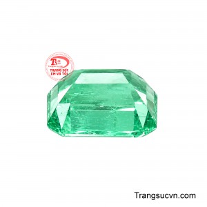 Viên đá lý tưởng để chế tác nhẫn Emerald, mặt dây chuyền hoặc trang sức đặt làm riêng, đồng thời là món quà mang thông điệp về phúc khí, bình an và thịnh vượng.