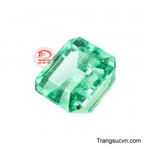 Sắc xanh lục trong trẻo tạo cảm giác tươi mát, thanh khiết, đồng thời cho thấy chiều sâu ánh sáng cuốn hút bên trong viên đá.