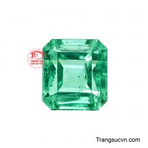 Viên Emerald Lục Bảo Vượng Phúc sở hữu dáng vuông cắt góc cân đối, mang vẻ đẹp hiện đại, sang trọng và đầy khí chất. 