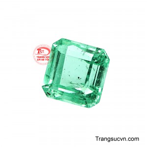 Các mặt cắt được bố trí sắc nét, giúp ánh sáng luân chuyển qua từng tầng giác và tạo nên hiệu ứng lấp lánh tinh tế. 