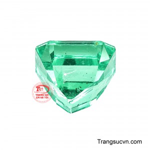 Những bao thể tự nhiên được giữ lại vừa đủ, làm nổi bật vẻ đẹp chân thực và nét độc bản của Emerald thiên nhiên.