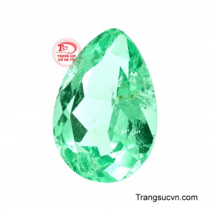 Viên đá sở hữu sắc xanh lục tươi sáng, kết hợp độ trong và khả năng phản chiếu tốt, giúp các mặt cắt bắt sáng sinh động theo từng góc nhìn.