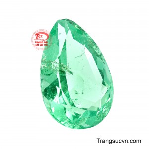 Bên trong viên đá hiện diện những bao thể và đường vân tự nhiên, tạo nên chiều sâu cùng dấu ấn riêng của một viên Emerald tự nhiên. 