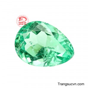 Dáng giọt nước giúp màu xanh được trải rộng trên bề mặt, đồng thời tạo hiệu ứng thị giác thanh thoát khi đặt trên trang sức. 