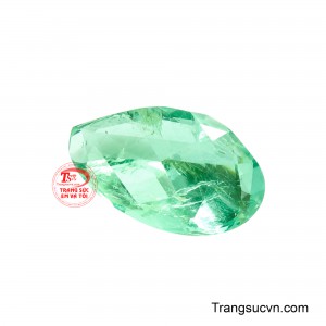 Ngọc Lục Thiên Kim là lựa chọn dành cho người yêu vẻ đẹp tự nhiên của Emerald, nơi sắc xanh, ánh sáng và những dấu vết tự nhiên cùng tạo nên cá tính độc bản.