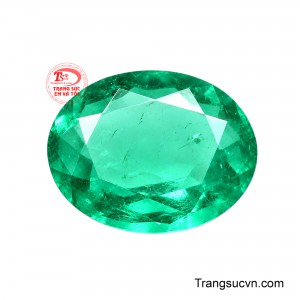 Sắc xanh lục lan tỏa qua từng giác cắt, tạo chiều sâu và những điểm phản chiếu nhẹ đầy cuốn hút.