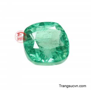 Khi được chế tác thành nhẫn, mặt dây chuyền hoặc bông tai, Lục Ngọc Minh Châu trở thành điểm nhấn nổi bật, giúp tổng thể trang sức thêm sang trọng và cuốn hút. 