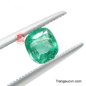 Đây là lựa chọn dành cho những ai yêu vẻ đẹp xanh ngọc thanh lịch nhưng vẫn muốn sở hữu một viên đá có độ bắt sáng và thần thái nổi bật. 