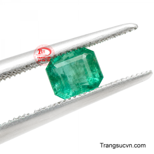 Viên Lục Ngọc Tinh Tú mang sắc xanh của sinh khí, ánh sáng của tinh hoa, tỏa sáng theo từng góc nhìn.