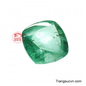 Thiết kế cushion cabochon với bốn góc bo tròn nhẹ tạo nên tổng thể hài hòa, thanh thoát, đồng thời giúp bề mặt đá phản chiếu ánh sáng dịu dàng và làm nổi bật chiều sâu tự nhiên của sắc xanh.