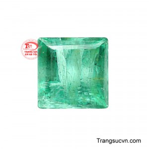 Viên Ngọc Lục Bảo Bình An mang sắc xanh lục thanh nhã, gợi cảm giác tươi mát, cân bằng và tràn đầy sức sống.