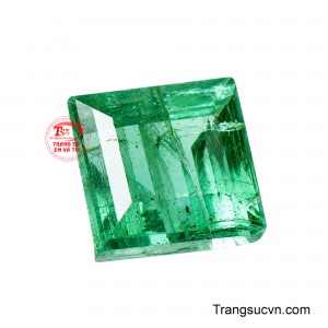 Sắc xanh lục đặc trưng của ngọc lục bảo tạo nên chiều sâu thị giác cuốn hút, vừa nổi bật vừa mang vẻ đẹp tinh tế. 