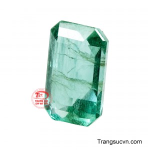 Sắc xanh lục đặc trưng của Emerald mang chiều sâu cuốn hút, khi gặp ánh sáng tạo nên những vùng sáng tối đan xen, làm nổi bật vẻ đẹp tự nhiên của viên đá. 