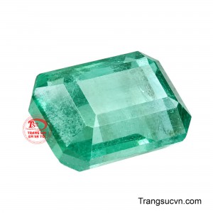 Thiết kế vát góc giúp tổng thể viên Emerald trở nên mạnh mẽ nhưng vẫn tinh tế, vừa có nét cổ điển của đá quý truyền thống, vừa mang thần thái thời thượng. 